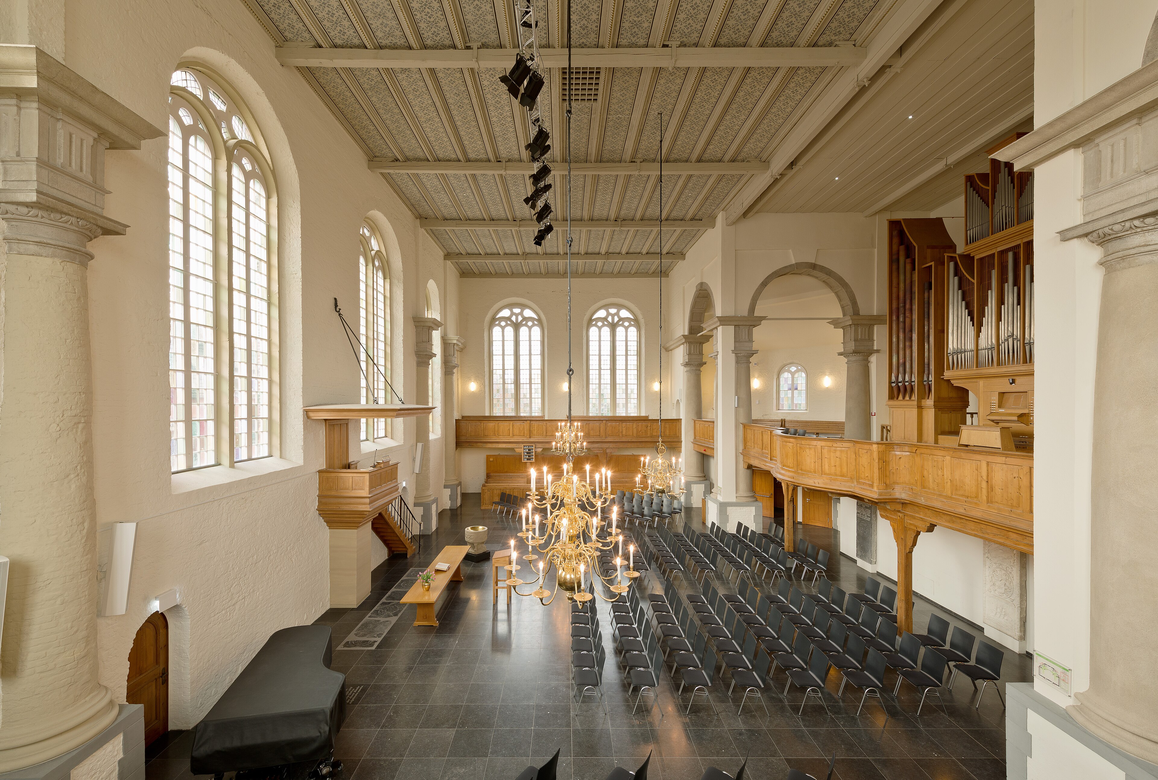 Der Innenraum der Neuen Kirche aus erhöhter seitlicher Perspektive mit Orgel und Kronleuchtern